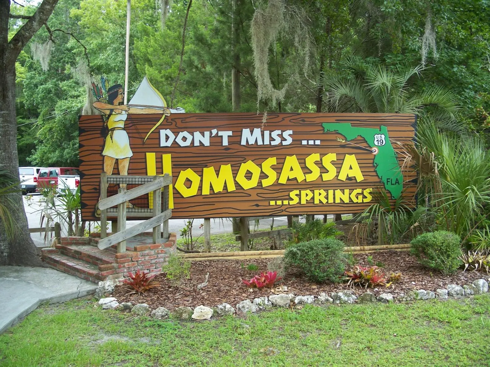 Hand-painted 'Don't Miss Homosassa Springs' sign at the wildlife park entrance